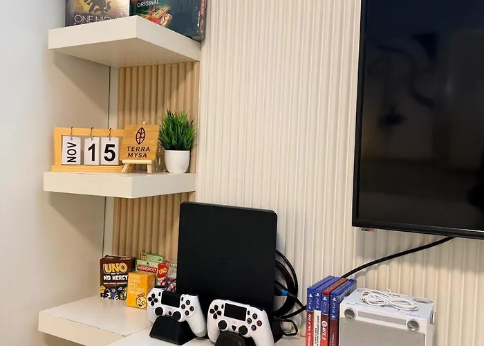 Modern Staycation Near Moa & Naia With Ps4, Netflix, Wi-fi *